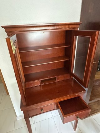 Escritorio de madera con vitrina