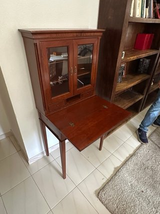 Escritorio de madera con vitrina