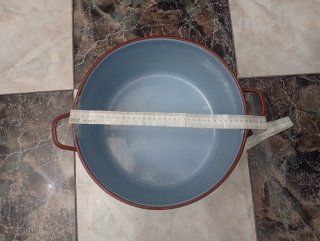Olla de hierro marrón