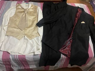 Traje de novio negro y dorado