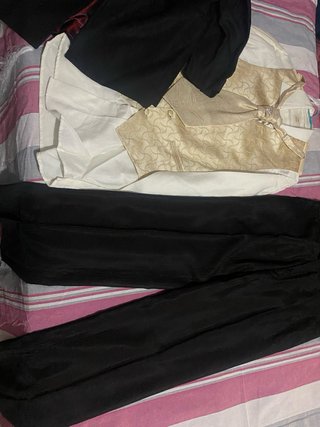 Traje de novio negro y dorado