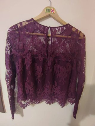 Blusa de encaje morada