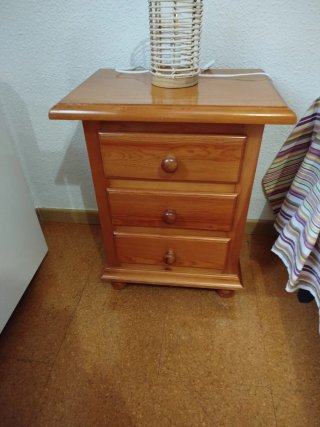 Mesita de noche de madera maciza