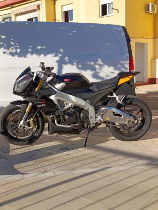Aprilia Tuono V4 APRC 2011