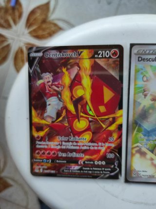 2 Cartas Pokémon V Centiskorch y Entrenador