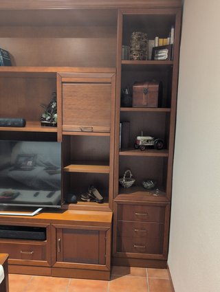 Mueble de madera y cristal
