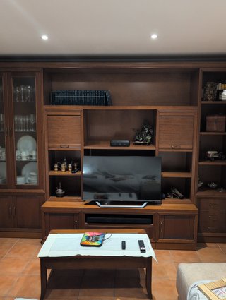 Mueble de madera y cristal