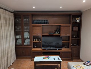 Mueble de madera y cristal
