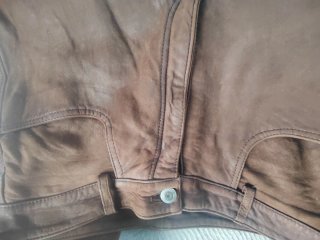 Pantalón de piel marrón.SIN MARCA