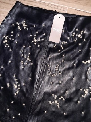Falda Negra con Perlas Talla M.   NUEVA