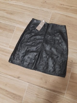 Falda Negra con Perlas Talla M.   NUEVA