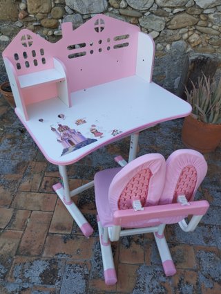 Escritorio y silla infantil rosa