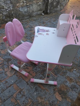 Escritorio y silla infantil rosa