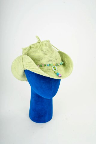 Cappello gioiello verde con perline e cristalli