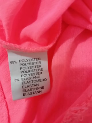Camiseta rosa con mariposa multicolor