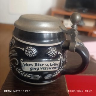 Jarra de cerveza antigua con tapa