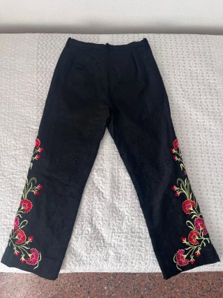 Pantalón chic@ bordado flores