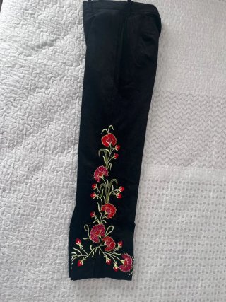 Pantalón chic@ bordado flores