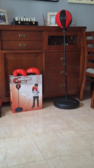 Bola de boxeo infantil con guantes