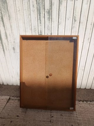 Vitrina de pared de madera y cristal