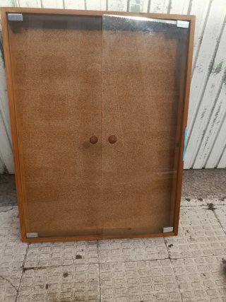 Vitrina de pared de madera y cristal