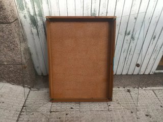 Vitrina de pared de madera y cristal