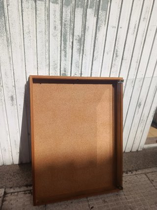 Vitrina de pared de madera y cristal