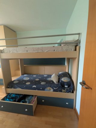 Litera de madera con escaleras y arcón