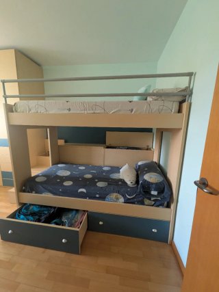 Litera de madera con escaleras y arcón