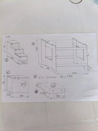 Litera de madera con escaleras y arcón
