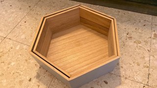 Estantería hexagonal de madera