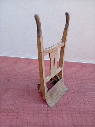 Carretilla de madera antigua