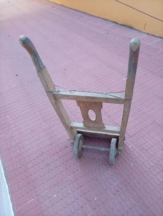 Carretilla de madera antigua