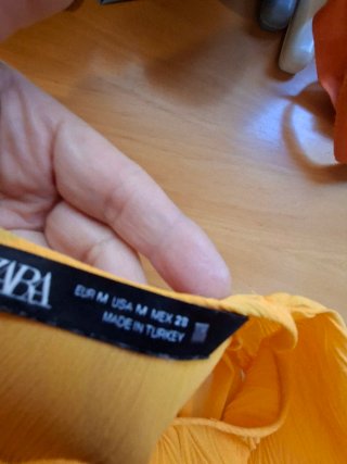 Blusa naranja con volantes