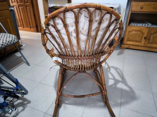 Mecedora de mimbre con cojín nuevo