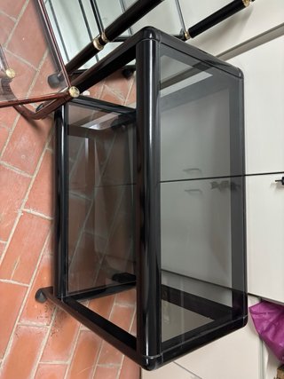 Estantería de cristal y metal negra