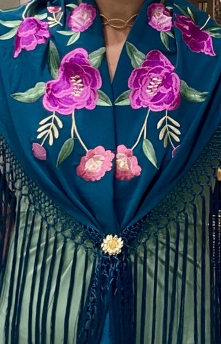 Mantoncillo bordado gitana azul y morado