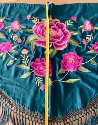 Mantoncillo bordado gitana azul y morado