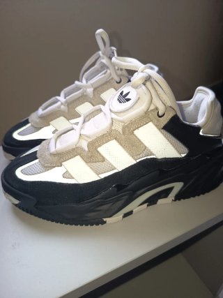 Zapatillas Adidas Negras y Blancas