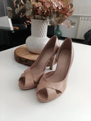 Salón Hispanitas Nude Tacón Peep Toe.