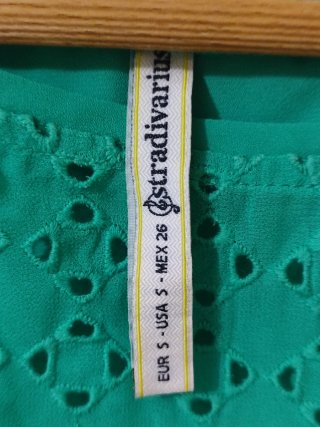Top verde sin mangas con bordado