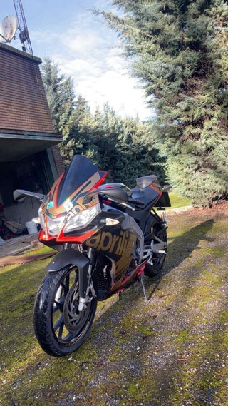 Aprilia RS 125 4T Negra y Dorada
