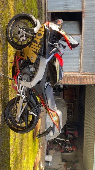 Aprilia RS 125 4T Negra y Dorada
