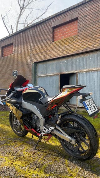 Aprilia RS 125 4T Negra y Dorada