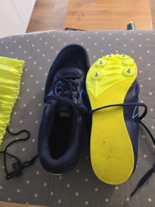 Zapatillas de clavos azules y amarillas