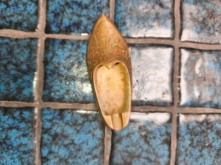 Cenicero figura antigua zapato zapatito bronce
