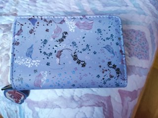 Monedero lila con flores.