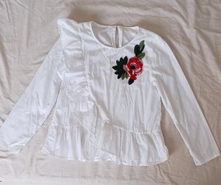 Camisa blanca niña 11-12 años con flor roja