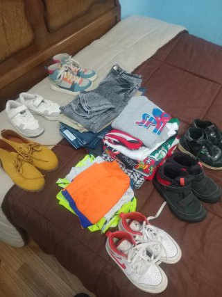 Ropa y zapatos de niño