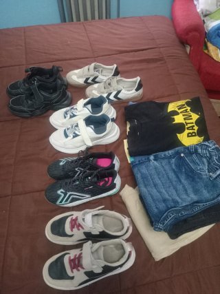 Ropa y zapatos de niño